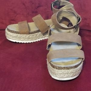 Universal Thread Platform tan Sandals Sz 6.5